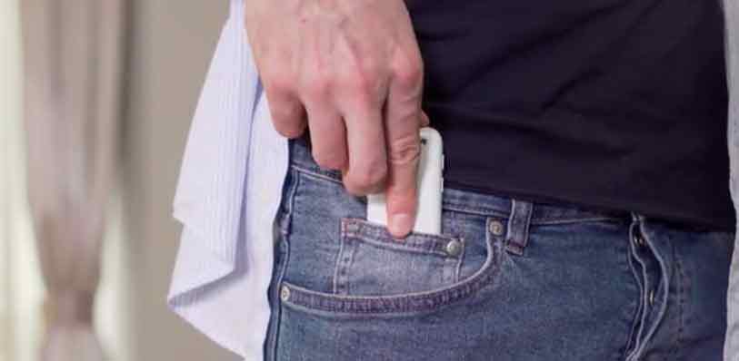 Смартфон Jelly помещается в маленьком кармане джинсов