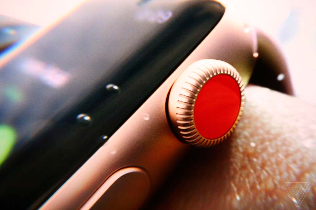 Новые Apple Watch Series 3: отличия в дизайне красная точка