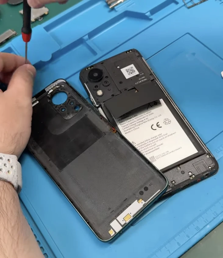 Процес заміни екрана Infinix Hot 11S