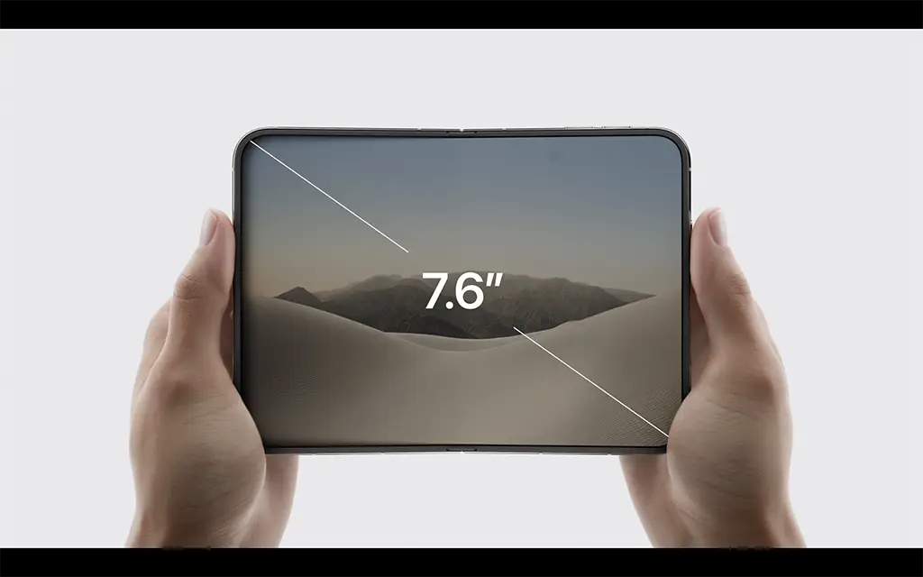 Смартфон Apple iPhone Duo в руках пользователя в раскрытом состоянии с большим 7,6-дюймовым экраном.