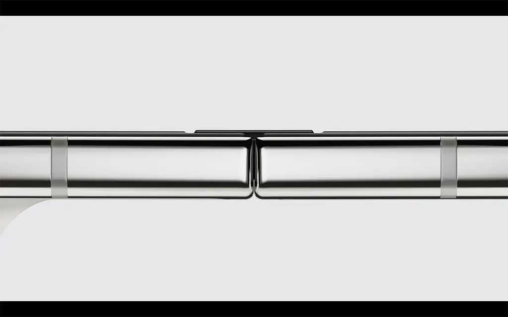 Крупный план стального шарнира и титановой рамки Grade 5 складного смартфона Apple iPhone Duo.